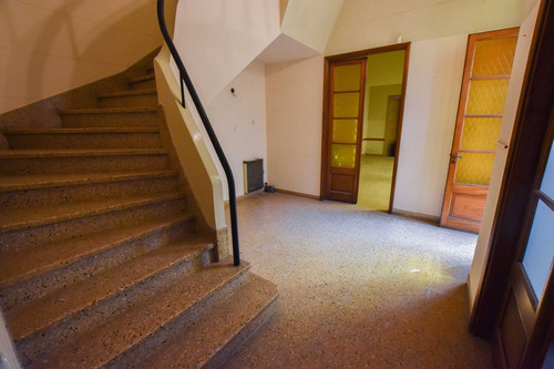Venta - Casa De Estilo Ideal Instituciones. 400 M2