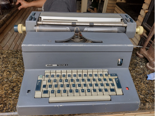 Máquina De Escrever Elétrica Olivetti 