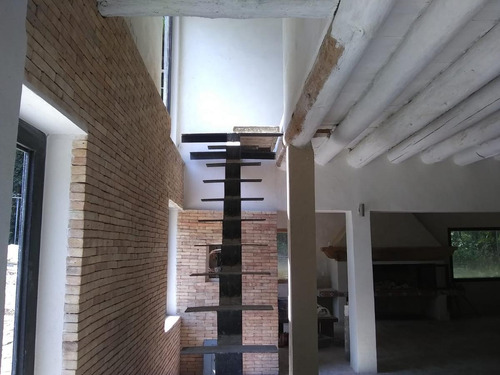 Casa En Venta En Cerro Gordo, Avandaro, Valle De Bravo, Estado De Mexico. De 3 Recamaras, 3 Niveles
