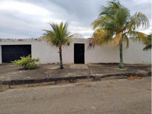 Casa En Conjunto Residencial Las Villas, Sector Las Villaroeles, Municipio Diaz Ic-00024
