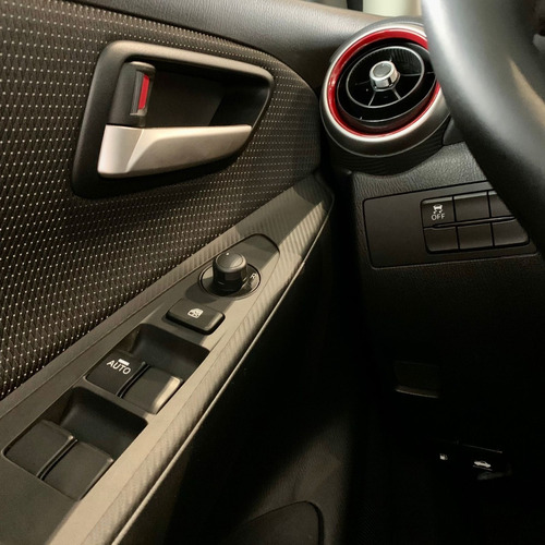 Imagen 9 de 14 de Mazda 2 Sport Carbon Edition Cuarzo Platino