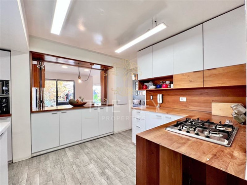 Casa En Venta De 5 Dormitorios Y Piscina - Ñuñoa