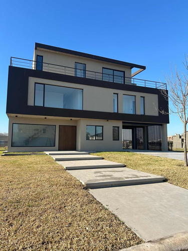 Casa En Venta - 5 Dormitorios 4 Baños - 805mts2 - Escobar