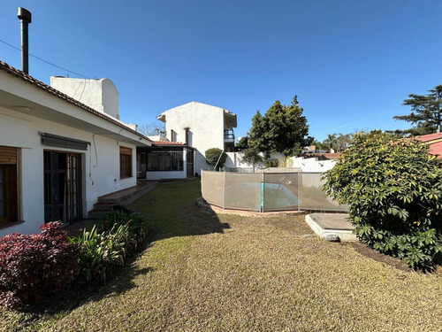 Casa En Venta En Arguello Una Planta