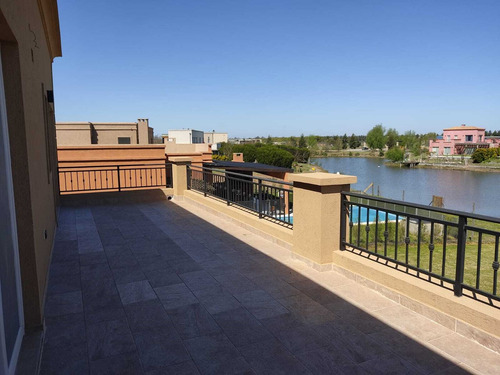 Casa En Venta Con Salida A La Laguna, Estilo Neoclásico. En El Cantón.