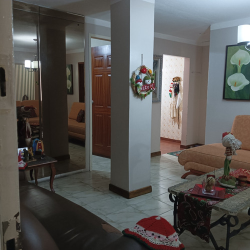 Se Vende Apartamento Semi Amoblado Cerca De La Plaza La Candelaria Ye 