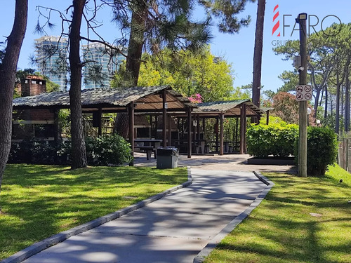 Encantador Apartamento En Arcobaleno, 2 Dormitorios Con Acciones De Piscina, Cochera Y Baulera. Consultenos!