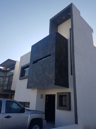 Casa En La Cima, 3 Recamaras Con Baño, Alberca, Jardín, Sala Tv, Roof Garden