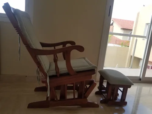 Mecedora Con Taburete (Usado)