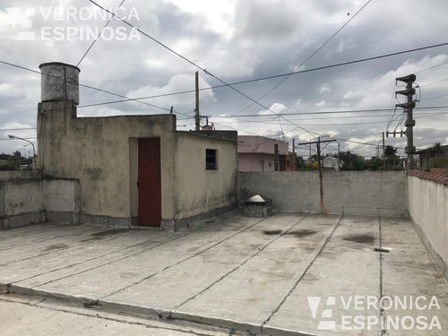 Casa De Tres Ambientes En Venta, Isidro Casanova. Sobre Lote De 11 X 20 En Excelente Estado!