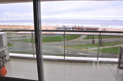 Apartamento De 4 Dormitorios Ubicado En Primera Linea De Playa Brava, Punta Del Este