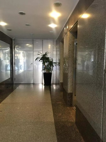 Av. Corrientes Y Montevideo. Dueño Vende Oficina 70 M2 En Excelente Ubicación E Impecable Estado. En Un Edificio Moderno Para Uso Profesional Y Comercial.