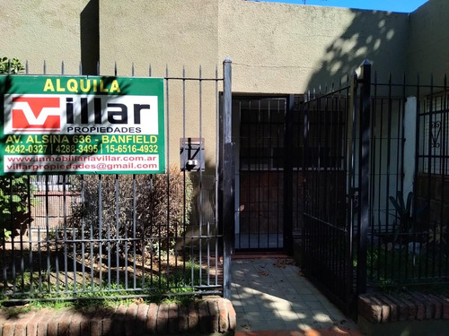Casa Con 2 Dormitorios, Garage Cubierto Y Fondo Libre. Banfield Este.-