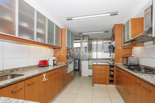Departamento Con Un Estudio Independiente En El Nivel Calle.