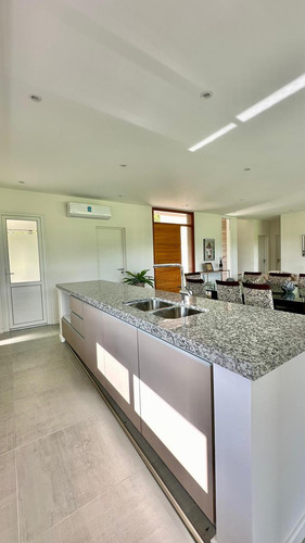 Casa En Venta - 4 Dormitorios 3 Baños - Cochera - 1.250mts2 - Haras Del Sur, La Plata