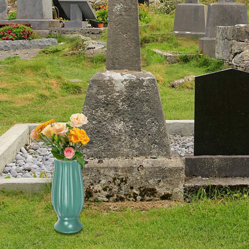 Decoraciones De La Tumba Del Florero Del Cementerio De Verde