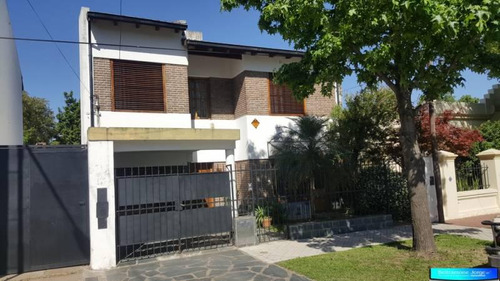 Importante Chalet En Venta En Alberdi Río. 3 Dormitorios Con Jardín