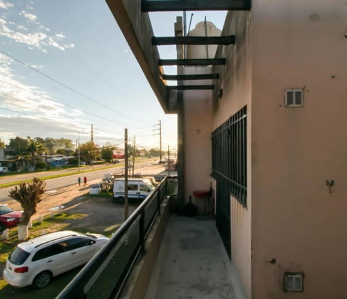 Departamento En Planta Alta De 2 Dormitorios Con Local Pb Y Terreno