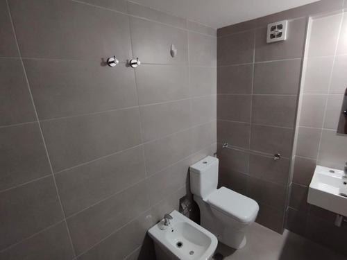 Imagen 13 de 18 de Alquiler Dos Dormitorios Barrio Sur, Terraza, A Metros De La Rambla