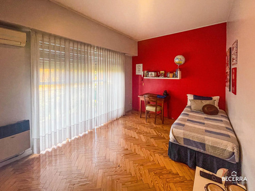 Imponente Chalet De Estilo Clásico En Parque Johnston - Venta En Hurlingham