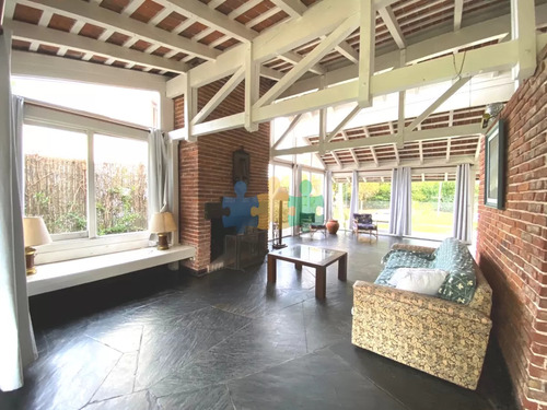 Vende Chalet Tres Dormitorios , Dos Baños Y Dormitorio Y Baño De Servicio - Ref : Eqp3180