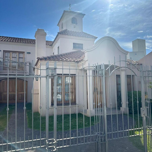 Hermosa Casa En Venta 3 Habitaciones, Barrio San Bernardo, Luján
