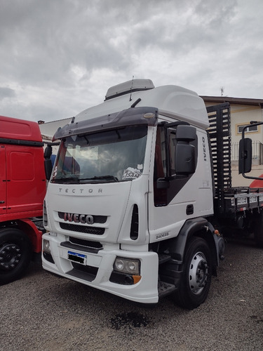 Imagem 1 de 13 de Iveco Tector 240e28 Ano 2013 Carroceria De Madeira