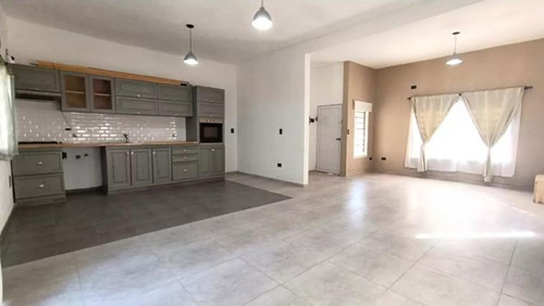 Casa En Venta - 2 Dormitorios 1 Baño - Cochera - 800mts2 - Paso Del Rey