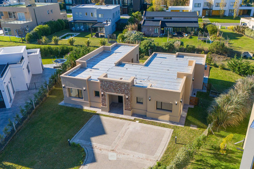Venta - Casa 4 Ambientes Con Pileta Y Parrilla - Rúmenco Las Lomas