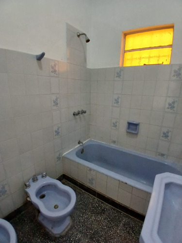 ¡tu Nuevo Hogar Ideal! Casa De 3 Dormitorios Con Amplios Espacios, Cochera Para 2 Vehículos Y 2 Patios Lista Para Escriturar