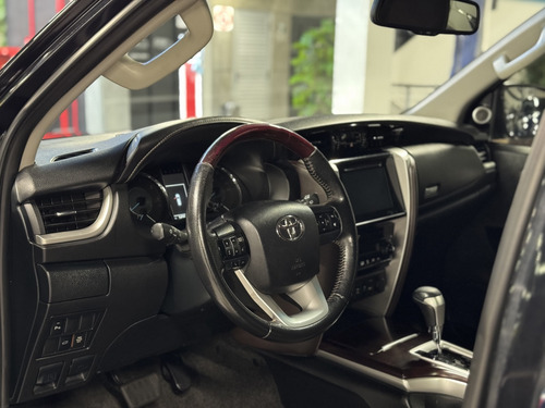 Toyota Hilux SW4 2.8 SRX 4X4 7 LUGARES 16V TURBO INTERCOOLER DIESEL 4P AUTOMÁTICO