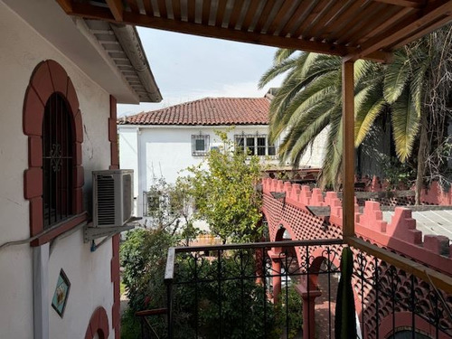 Casa En Venta De 7 Dorm. En Ñuñoa