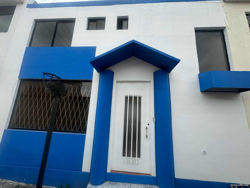 Casa De Dos Pisos