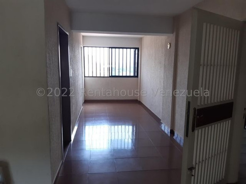 Imagen 4 de 30 de Apartamentos En Venta Este De Barquisimeto, Cod # 23-8881 Excelente Ubicación, Negociable! Mas Información Comunícate 412-1498654 Katty Vasquez Rentahouse. Moderno, Oportunidad, Conservado, Amplio !!