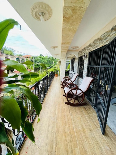 Imagen 13 de 30 de Casa De 3 Niveles Con Piscina En Santo Domingo