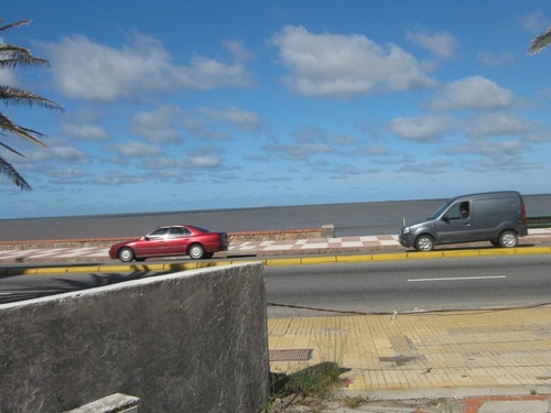 Imagen 2 de 4 de Se Vende Gran Terreno En Primera Linea De Rambla Malvin
