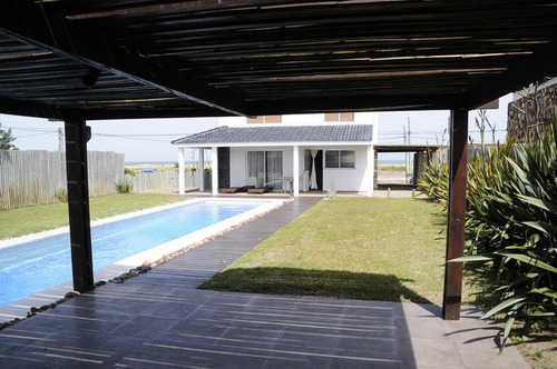 Casa En Alquiler Por Temporada De 3 Dormitorios En Punta Piedras (ref: Bpv-618)