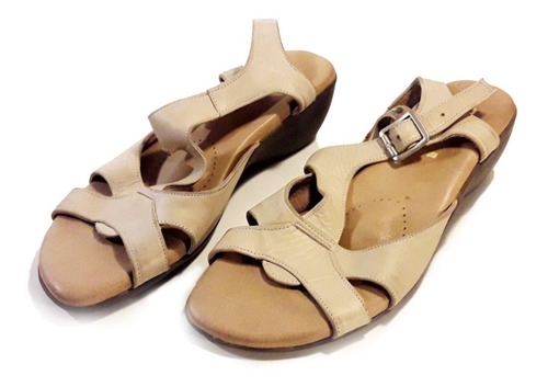 Sandalia Beige Con Hebilla Y Taco De Goma Woodland 24 Hs.