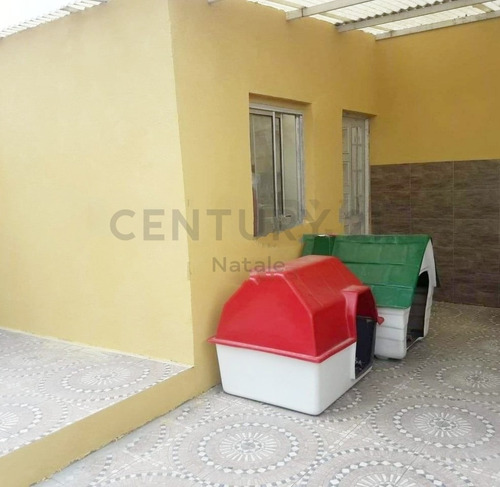 69 Y 142. Casa En Venta, 2 Dormitorios, .patio Amplio. Los Hornos