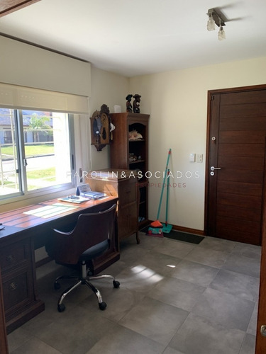 Casa De Cuatro Dormitorios Completamente Reciclada En Venta En Playa Mansa- Ref: 2679