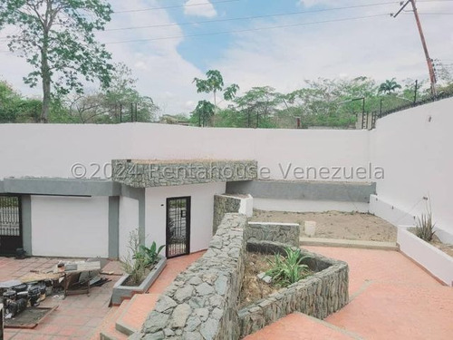 Casa Moderna Totalmente Remodelada, Con Amplios Espacios Iluminados Colinas De Guataparo 24-23018