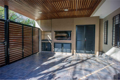 Imagen 3 de 13 de Casa De 3 Dormitorios En Venta Con Parrillero Fisherton