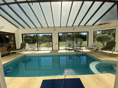 Imagen 4 de 30 de Espectacular Casa A Una Cuadra De La Playa. 7 Dormitorios, 6 Baños. Vista Al Mar. Amplios Y Luminosos Ambientes, Buena Construcción. Buena Ubicación - Punta Del Este Mansa