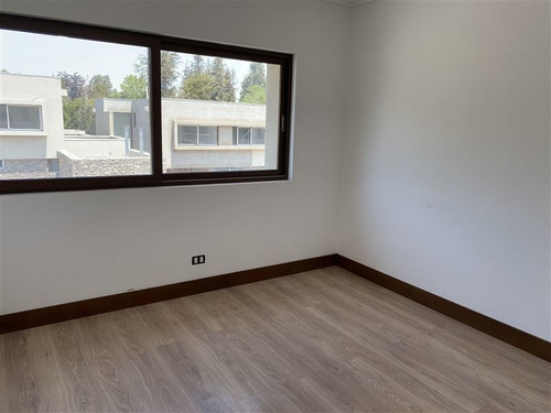 Casa En Venta De 4 Dorm. En Las Condes
