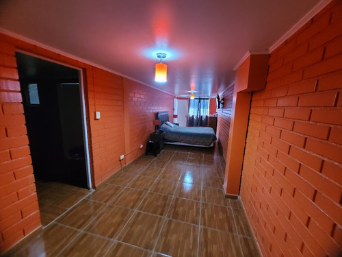 Casa Con Amplios Espacios, En Pasaje Cerrado