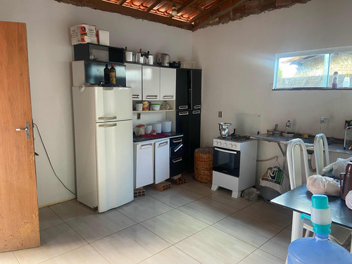 Casa Com 2 Quartos Cozinha Banheiro Garagem