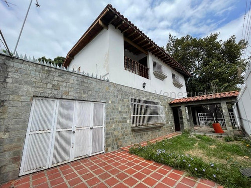 Asg Estupenda Casa En Barrio Sucre Zona Norte De Maracay 23-30238