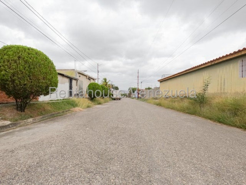 Daniela Linarez Vende Casas En Excelente Urbanismo De Cabudare Posee 226m2 Ademas De Dos Anexos Idependientes Y Se Encuentra En Impecables Condiciones Con Todos Los Servicios Basicos