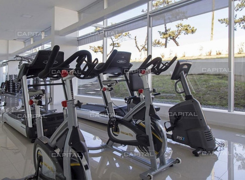 Imagen 16 de 20 de Apartamento Frente Al Mar En Venta Dos Dormitorios Y Servicio - Punta Del Este Mansa