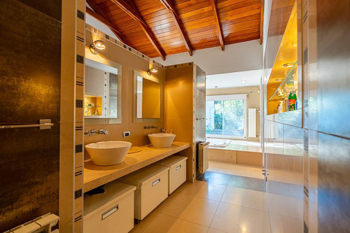 Casa En Venta 7 Ambientes 3 Dormitorios Con Jardín Quincho Parrillero Y Pileta 2 Cochera Fisherton